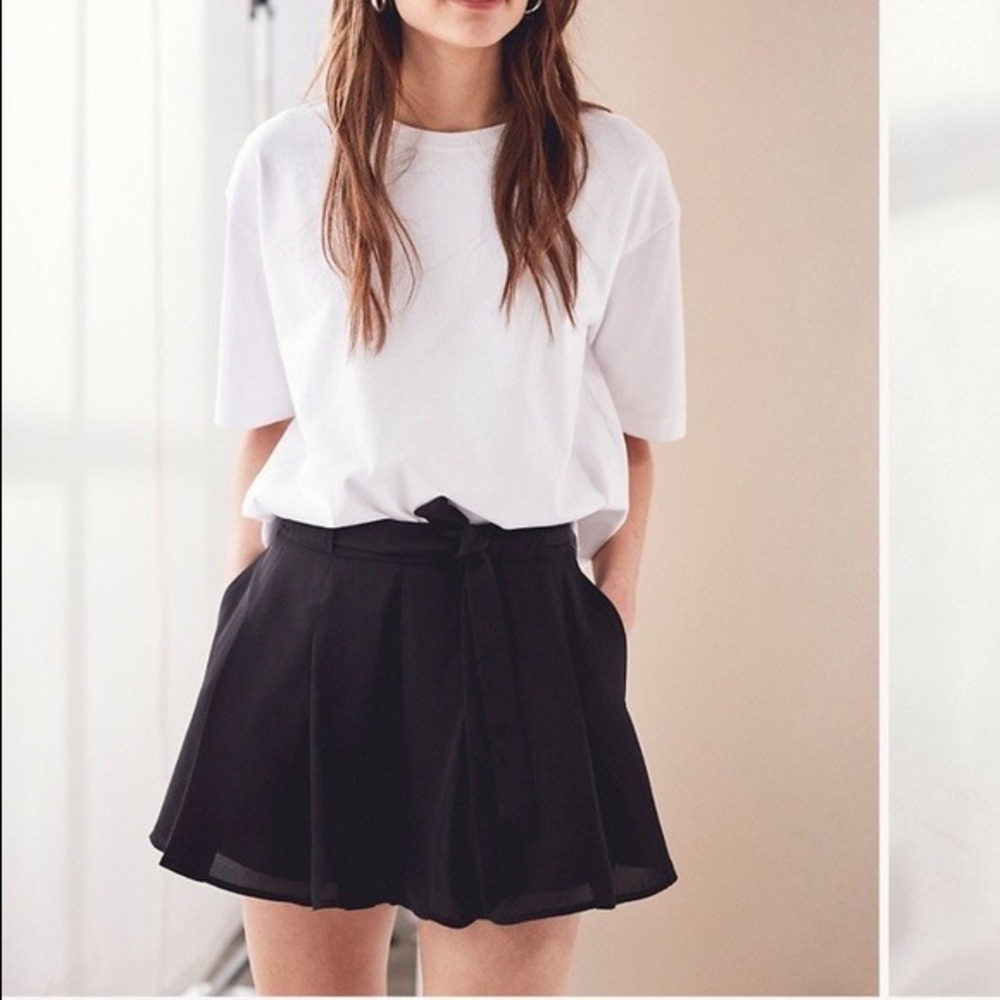 Aritzia Sunday Best Westley Short - crepe tie front pleated flare shorts - sz 0